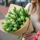 Маленькое фото 1: Букет из 25 зеленых тюльпанов в крафте, Россия