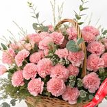 Маленькое фото 2: Букет из 35 розовых гвоздик в корзине с эвкалиптом