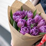 Маленькое фото 2: Букет из 10 фиолетовых пионовидных тюльпанов в крафте, Голландия