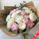Маленькое фото 1: Букет из 30 пионов микс белые и розовые с эвкалиптом в крафте