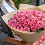 Маленькое фото 2: Букет из 45 розовых роз в крафте с лентой, 60см, Россия