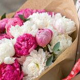 Маленькое фото 3: Букет из 50 ярко-розовых и белых пионов микс в крафте