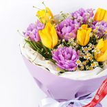 Маленькое фото 2: Букет из 11 тюльпанов и 4 ромашек «Весенние ноты»