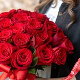 Маленькое фото 3: Букет из 25 алых роз