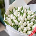 Маленькое фото 2: Букет из 50 белых тюльпанов в стильной упаковке