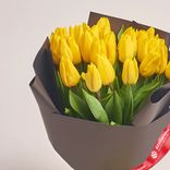 Маленькое фото 2: Букет из 25 желтых тюльпанов в темно-серой пленке