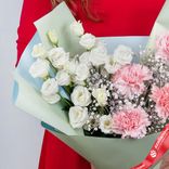 Маленькое фото 3: Букет из 5 гвоздик, 3 лизиантусов и гипсофилы «Почитание»