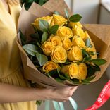 Маленькое фото 1: Букет из 15 желтых пионовидных роз в крафте