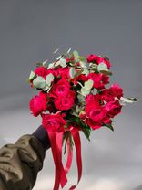 Фото флориста 1: Букет из 5 красных кустовых пионовидных роз