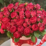 Маленькое фото 2: Букет из 35 кустовых пионовидных красных роз в шляпной коробке
