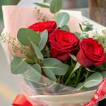 Маленькое фото 2: Букет из 3 красных роз с эвкалиптом, в цветной пленке с лентой, 50 см, Эквадор