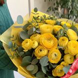 Маленькое фото 2: Букет из 51 желтого ранункулюса с эвкалиптом в желтой пленке