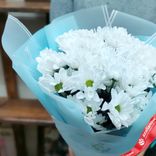 Маленькое фото 2: Букет из 5 белых хризантем Ромашка «Гранит науки»