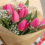 Маленькое фото 2: Букет из 7 малиновых тюльпанов с гипсофилой, в крафте, Россия