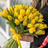 Маленькое фото 1: Букет из 40 солнечно-желтых тюльпанов с атласной лентой