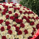 Маленькое фото 3: Корзина из 1001 белой и красной розы, 80 см, Россия