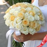 Маленькое фото 1: Букет из 45 белых и кремовых роз с лентой, 50 см, Кения