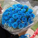 Маленькое фото 1: Букет из 51 синей розы с гипсофилой в пленке, 50 см, Россия