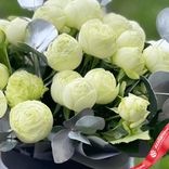 Маленькое фото 3: Букет из 9 белых кустовых пионовидных роз «Мороженое в коробке»