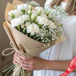Маленькое фото 2: Букет из 10 гвоздик кустовых белых с гипсофилой в крафте, Диантус, Голландия