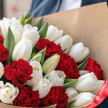 Маленькое фото 3: Букет из 19 белых тюльпанов и 8 красных гвоздик в крафте