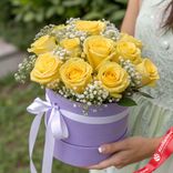 Маленькое фото 1: Букет из 11 желтых роз и гипсофил в коробке