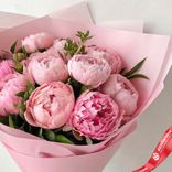 Маленькое фото 3: Букет из 11 розовых пионов в розовой бумаге