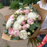 Маленькое фото 1: Букет из 50 пионов микс белые и розовые с эвкалиптом в крафте