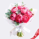 Маленькое фото 1: Букет из 9 красных пионов и эвкалипта в крафте