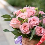 Маленькое фото 2: 11 розовых роз с зеленью