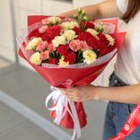 Маленькое фото 1: Букет из 50 гвоздик микс в красной пленке с белой лентой