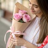 Маленькое фото 1: Букет из 3 розовых роз в крафте с лентой, 50 см, Россия
