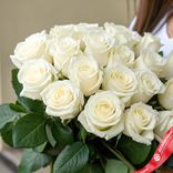 Маленькое фото 2: Букет из 19 белых роз без упаковки