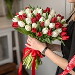 Маленькое фото 1: Букет из 51 белого и красного тюльпана