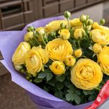 Маленькое фото 2: Букет из 5 желтых кустовых пионовидных роз в фиолетовой упаковке