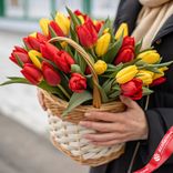 Маленькое фото 1: Букет из 30 красных и желтых тюльпанов в корзине, Россия