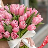 Маленькое фото 3: Букет из 51 розового тюльпана с белой лентой, Россия