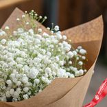 Маленькое фото 3: Букет из 5 белых гипсофил в крафте