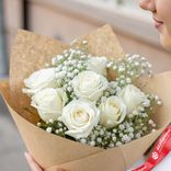 Маленькое фото 2: Букет из 7 белых роз и 6 гипсофил в крафте