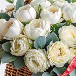 Маленькое фото 3: Букет из 30 белых пионов с эвкалиптом в корзине