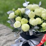 Маленькое фото 2: Букет из 9 белых кустовых пионовидных роз «Мороженое в коробке»