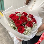 Маленькое фото 1: Букет из 10 красных роз и гипсофил в белой пленке «Незабываемый день»