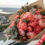 Маленькое фото 1: Букет из 50 коралловых пионов с эвкалиптом в крафте
