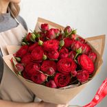 Маленькое фото 1: Букет из 15 кустовых пионовидных красных роз