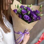 Маленькое фото 1: Букет из 11 фиолетовых лизиантусов в крафте