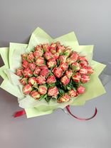 Фото флориста 1: 50 коралловых тюльпанов в стильной упаковке с лентой