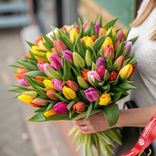 Маленькое фото 1: Яркий коктейль: 50 разноцветных тюльпанов с зеленью