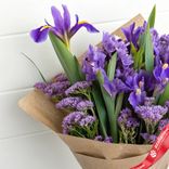 Маленькое фото 2: Букет из 7 фиолетовых ирисов с лимониумом в крафте