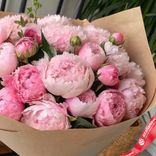 Маленькое фото 2: Букет из 25 розовых пионов в крафте
