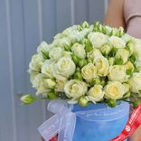 Маленькое фото 2: Букет из 19 кустовых белых роз в коробке